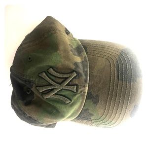 NY Yankees women’s adjustable hat - army print